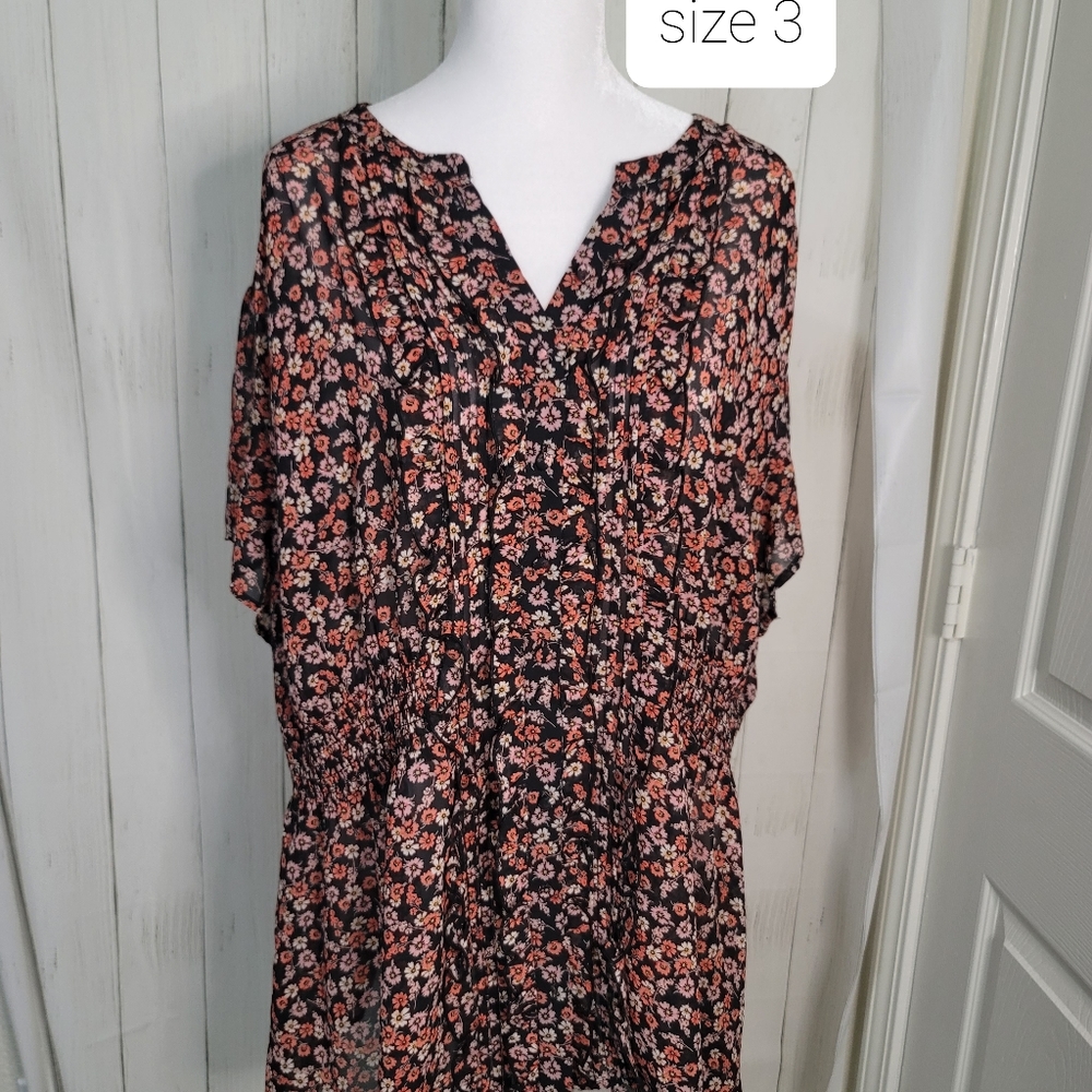 Torrid floral top size 3 .